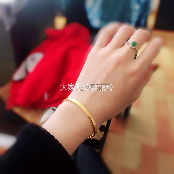 小镯几上手图_手镯金