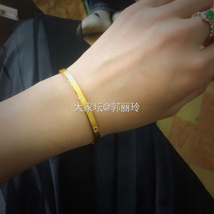 小镯几上手图_手镯金