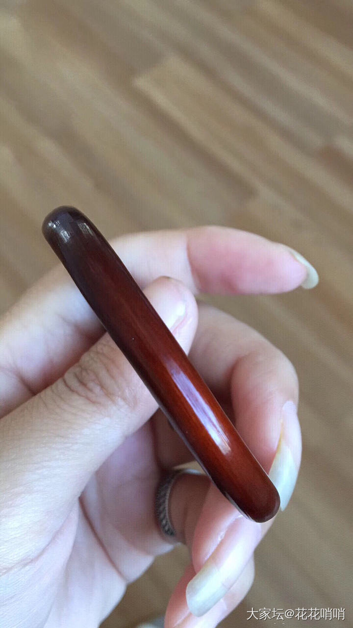 翻出一张去年的照片_鸡血藤手镯