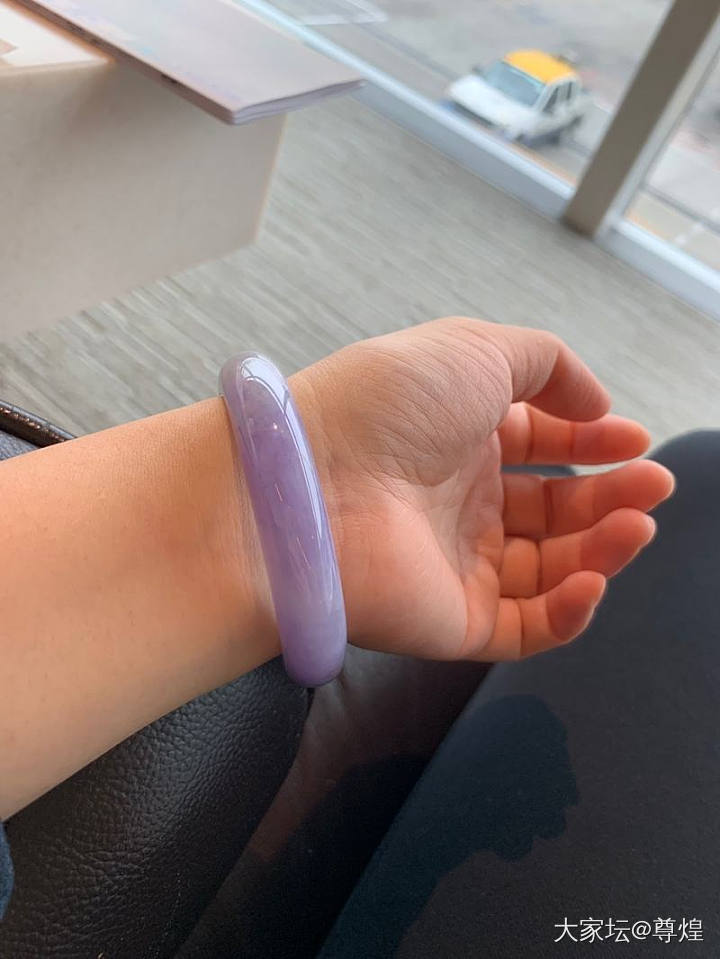 #买家秀#这枚紫镯的紫色艳丽迷人，艳而不俗，质地细腻莹润，镯形饱满厚实大方，美！_手镯翡翠
