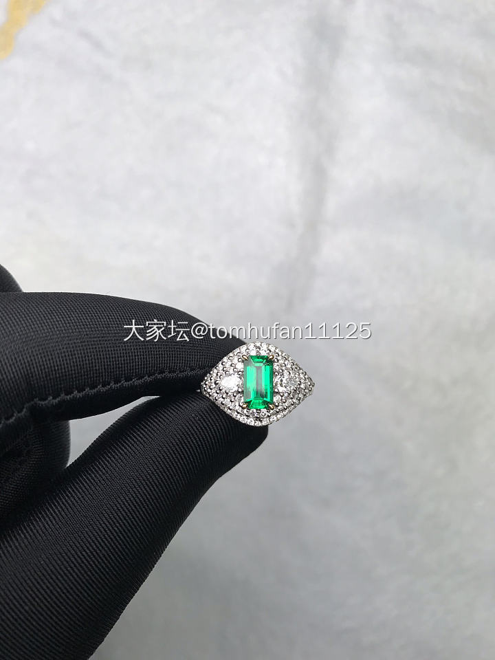 18K金祖母绿戒指
E=0.9Ct 
D=1.12Ct 
木佐，微油_戒指祖母绿