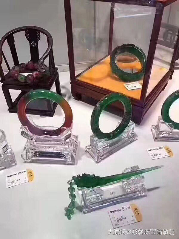 这些是今年香港珠宝展上出现的假货，用玻璃或者B+C充当天然翡翠在卖，这价格还标得..._展会