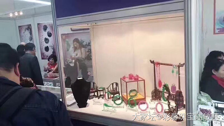 这些是今年香港珠宝展上出现的假货，用玻璃或者B+C充当天然翡翠在卖，这价格还标得..._展会