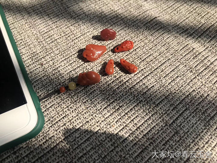 晒太阳，编手机挂坠😄_挂饰南红