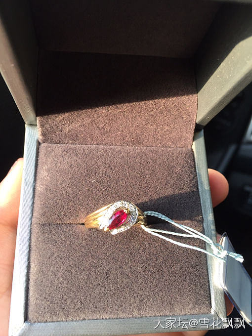新买的马眼红宝石戒指 双色金拼接的 实物颜色更漂亮哦_戒指红宝石