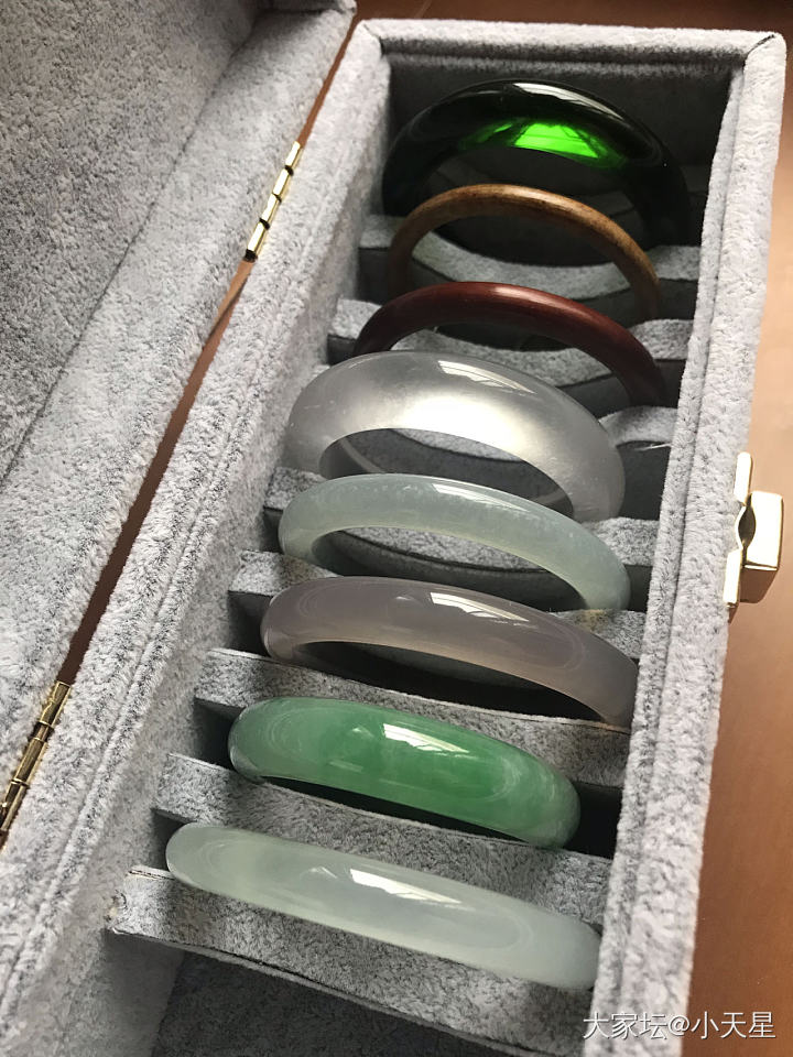 四种材质手镯的荧光_水晶玉髓水沫子手镯