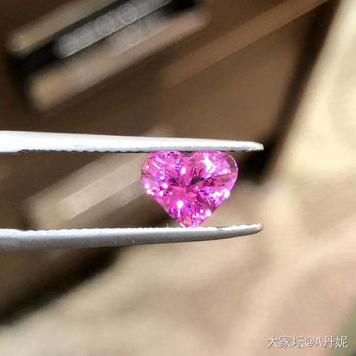 热粉尖晶和热粉粉蓝宝哪个值得入手_蓝宝石尖晶石