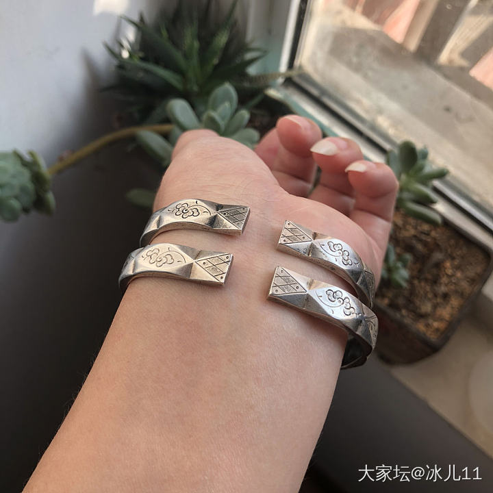 初中一年级啦，晒晒两对儿银镯子，庆贺一下😂_银手镯古董首饰