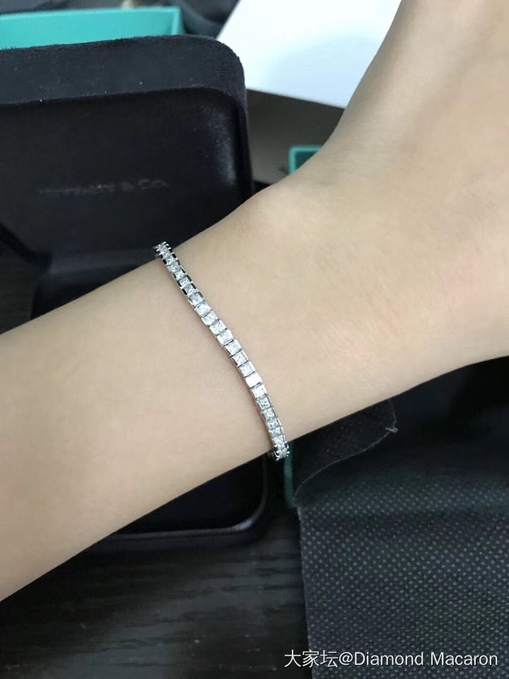 出两条豪华满钻手链，一条4分76颗方钻，一条是客户寄回来翻新的[得意]_钻石