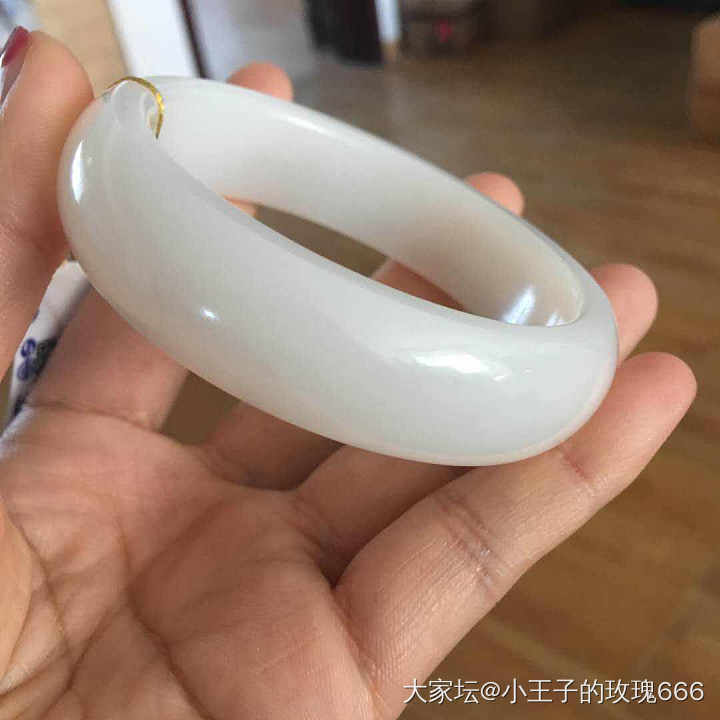 不知道这个镯子怎么样呀？值2W多吗？_手镯和田玉