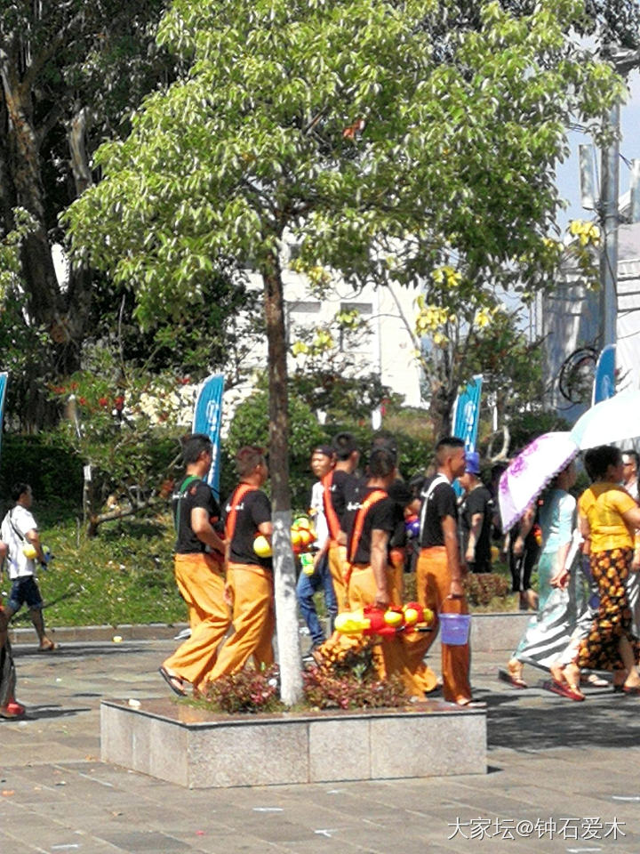 偶遇德宏芒市泼水节_集散地