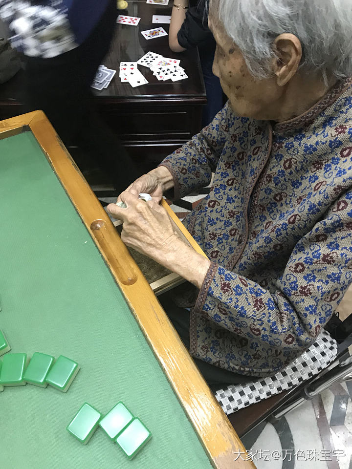 102岁的奶奶，80多年的牌龄_闲聊