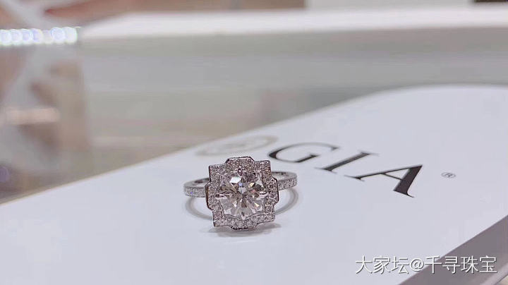 🔹 爱情该有的样子💗
      小哥哥求婚的一克拉💍GIA_戒指钻石千寻珠宝