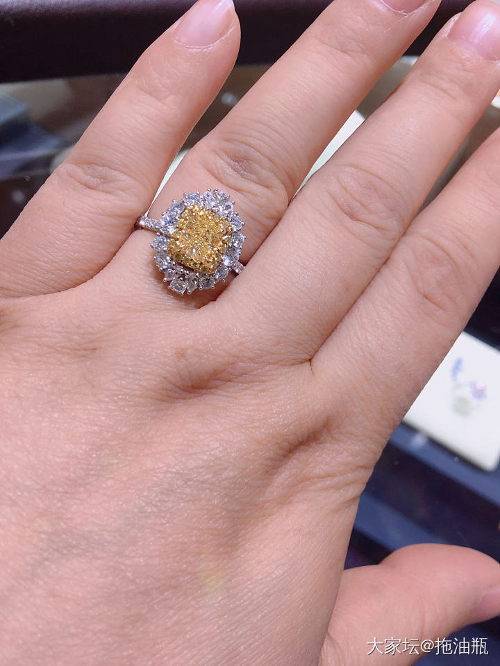 说金鹰一楼有珠宝展，老大老二和她爸下午开车陪我去逛，草太多，只恨工资太低[捂脸]_珍珠戒指彩钻
