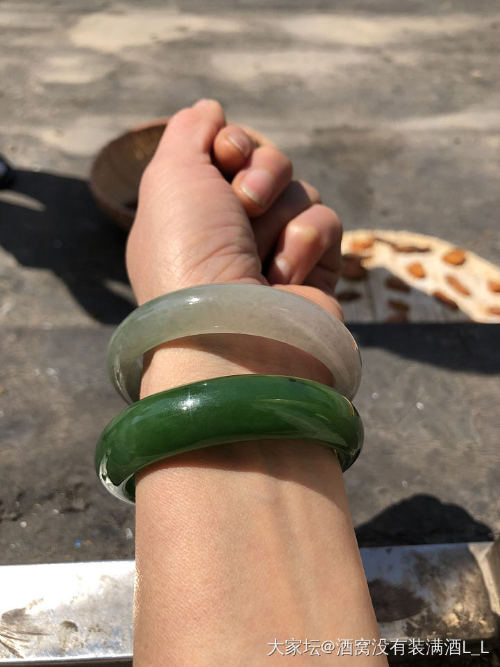 给妈妈寻的种水镯跟碧玉镯～_手镯和田玉翡翠