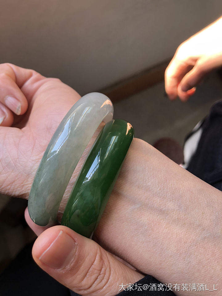 给妈妈寻的种水镯跟碧玉镯～_手镯和田玉翡翠