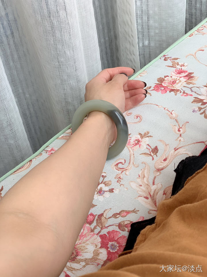 这样的且末青花细度和油润度不比籽料差呀！_手镯和田玉