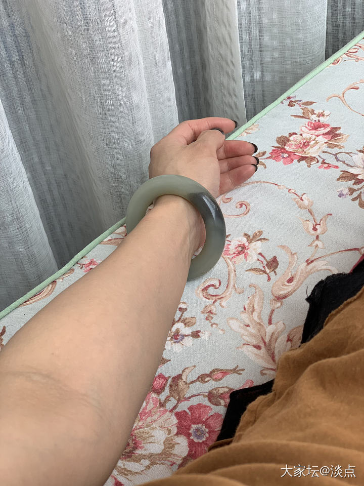 这样的且末青花细度和油润度不比籽料差呀！_手镯和田玉