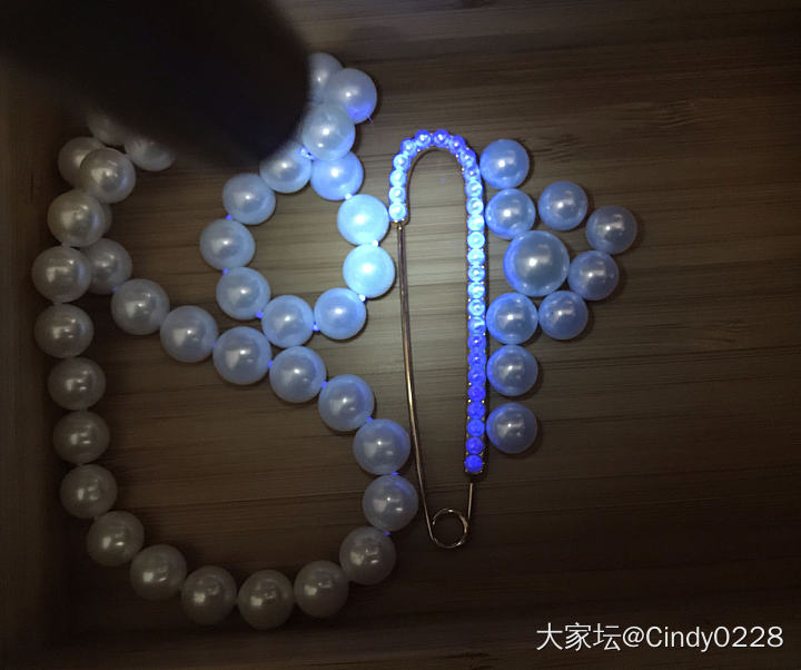 买了一条珍珠发现有荧光剂_珍珠