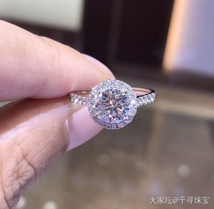 1克拉经典围镶款女戒_戒指钻石千寻珠宝