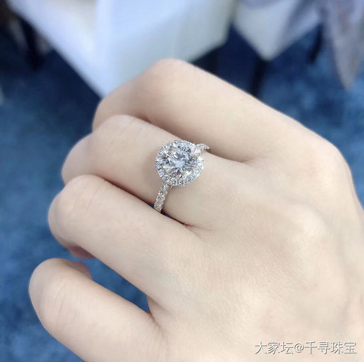 1克拉经典围镶款女戒_戒指钻石千寻珠宝