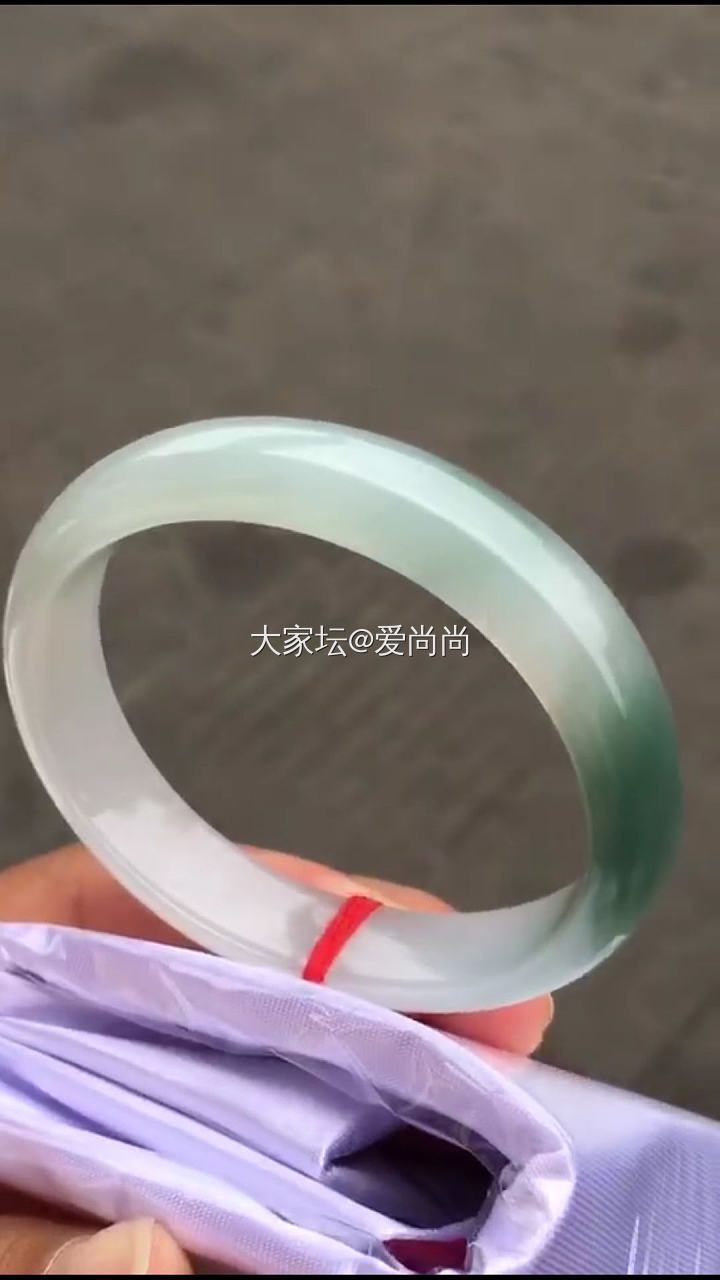 大神们 麻烦帮看看这两款多少钱合适入？如果两款价格差不多的话，选择那款更合适_手镯翡翠
