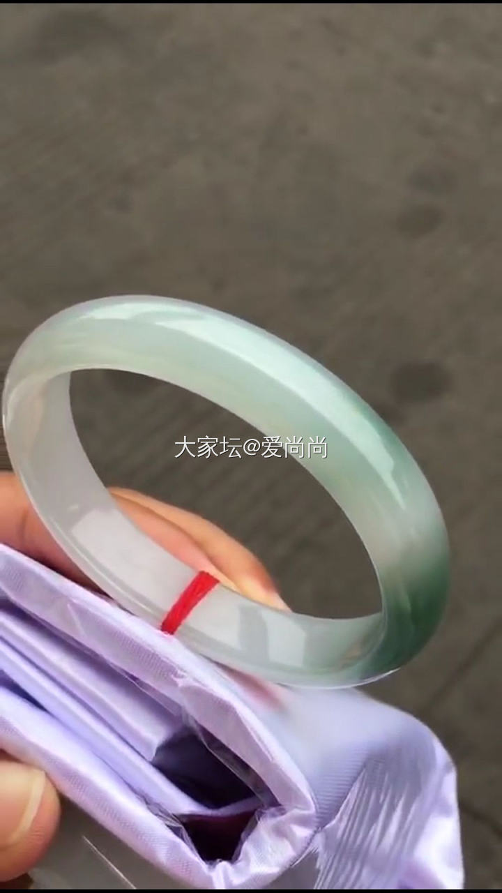 大神们 麻烦帮看看这两款多少钱合适入？如果两款价格差不多的话，选择那款更合适_手镯翡翠