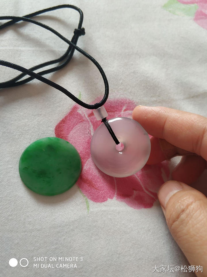 阴天在不开灯的房间，躺在床上拍绿大饼_挂件翡翠
