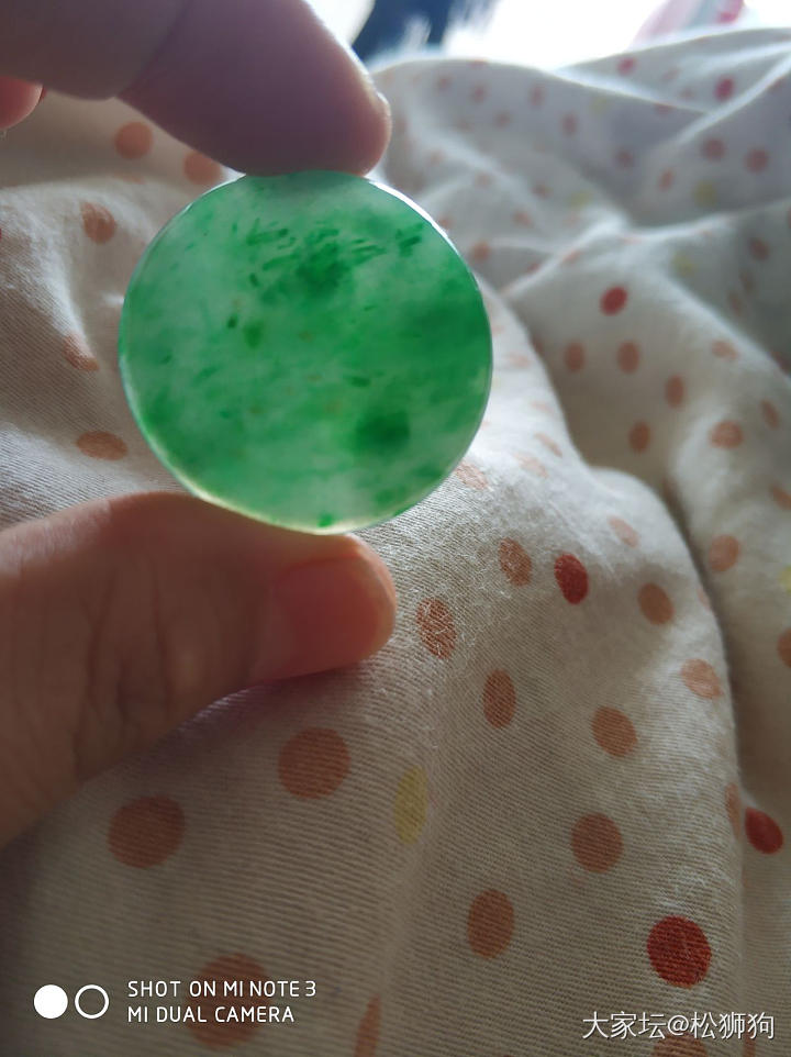 阴天在不开灯的房间，躺在床上拍绿大饼_挂件翡翠