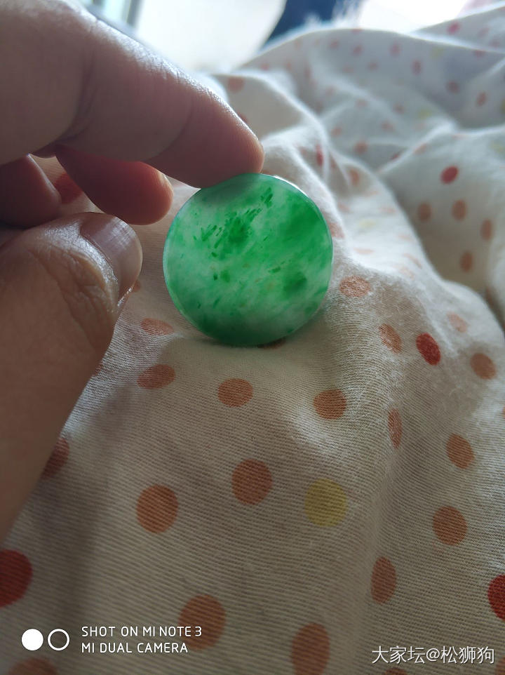 阴天在不开灯的房间，躺在床上拍绿大饼_挂件翡翠