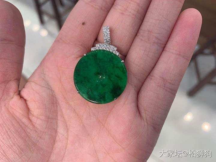阴天在不开灯的房间，躺在床上拍绿大饼_挂件翡翠