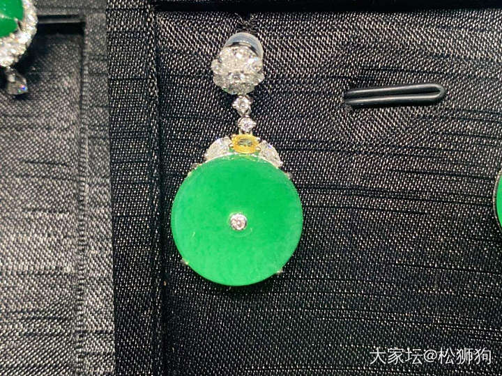 阴天在不开灯的房间，躺在床上拍绿大饼_挂件翡翠