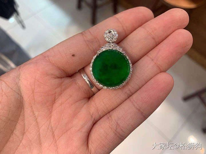 阴天在不开灯的房间，躺在床上拍绿大饼_挂件翡翠