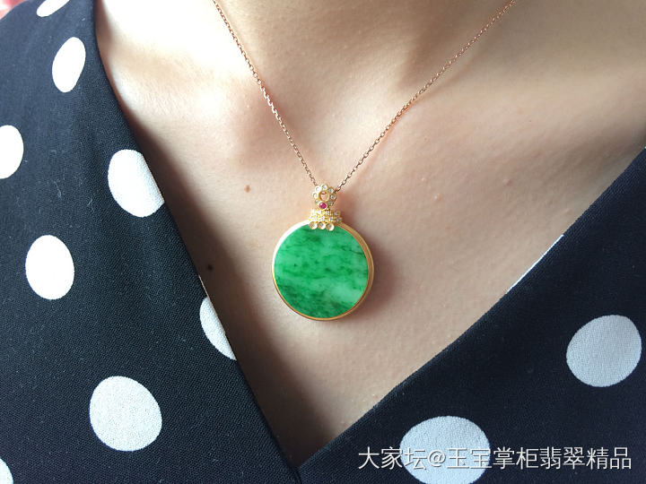 阴天在不开灯的房间，躺在床上拍绿大饼_挂件翡翠