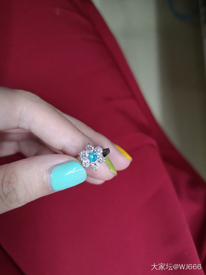 今天入了枚超爱的巴西小帕戒指！！好美好美。。晶莹剔透，像朵冰莲花。。。大个头颜色..._碧玺戒指