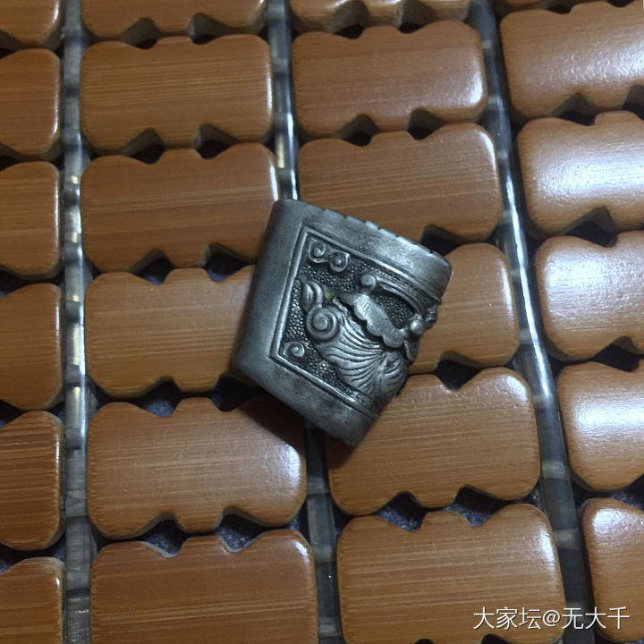这是什么东西？什么风格，什么款式？大概什么年代的？_牙骨角
