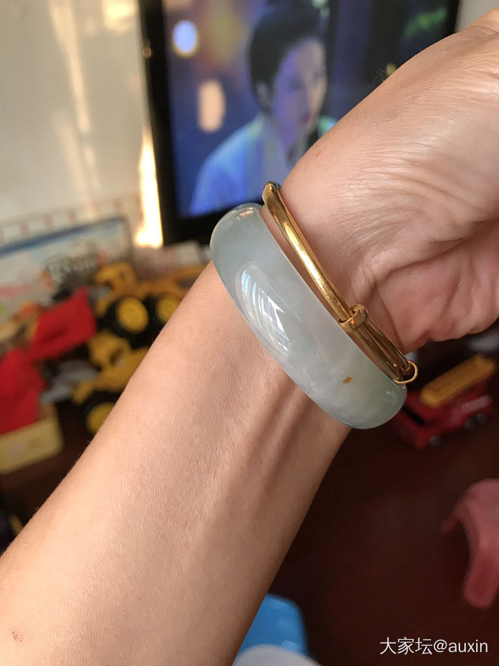 惟一的金镯几，翻出来水下红包_金手镯翡翠