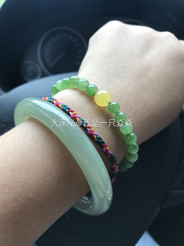 其实黄绿搭配！！也不显手黑！！_和田玉翡翠