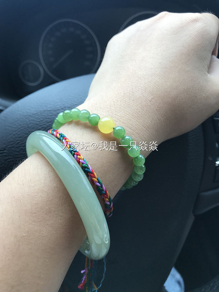 其实黄绿搭配！！也不显手黑！！_和田玉翡翠