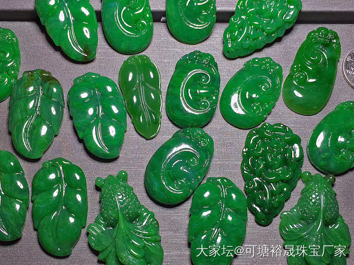 碧玉各式题材雕刻件，最后一图是妈妈镶嵌白金效果图，好看吧😍_碧玉