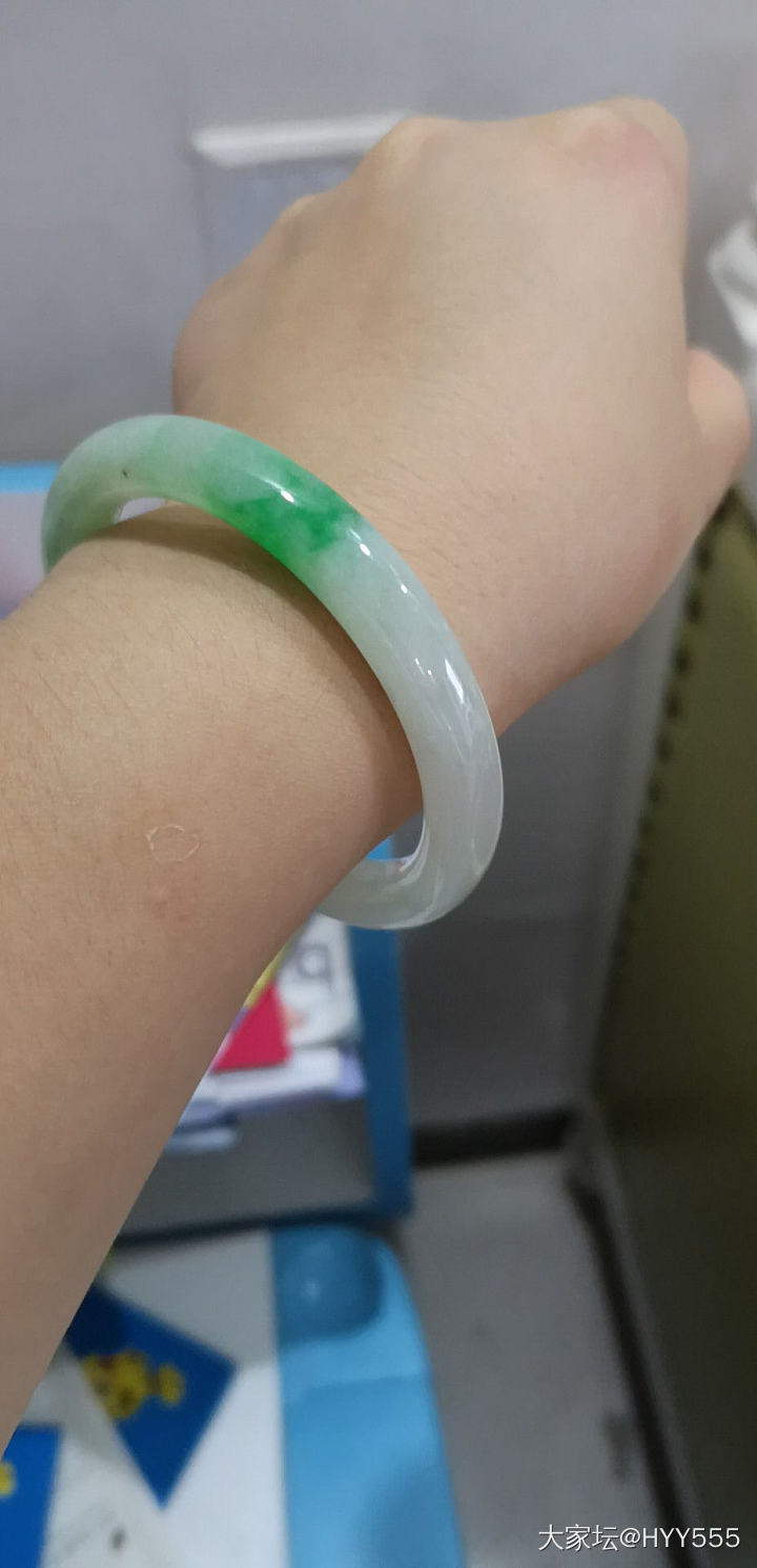 第一张是平果手机拍的，失色，后面三张是华为手机拍的，很接近本色！_手镯翡翠