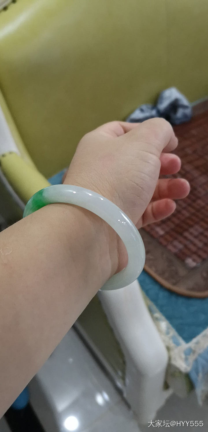 第一张是平果手机拍的，失色，后面三张是华为手机拍的，很接近本色！_手镯翡翠