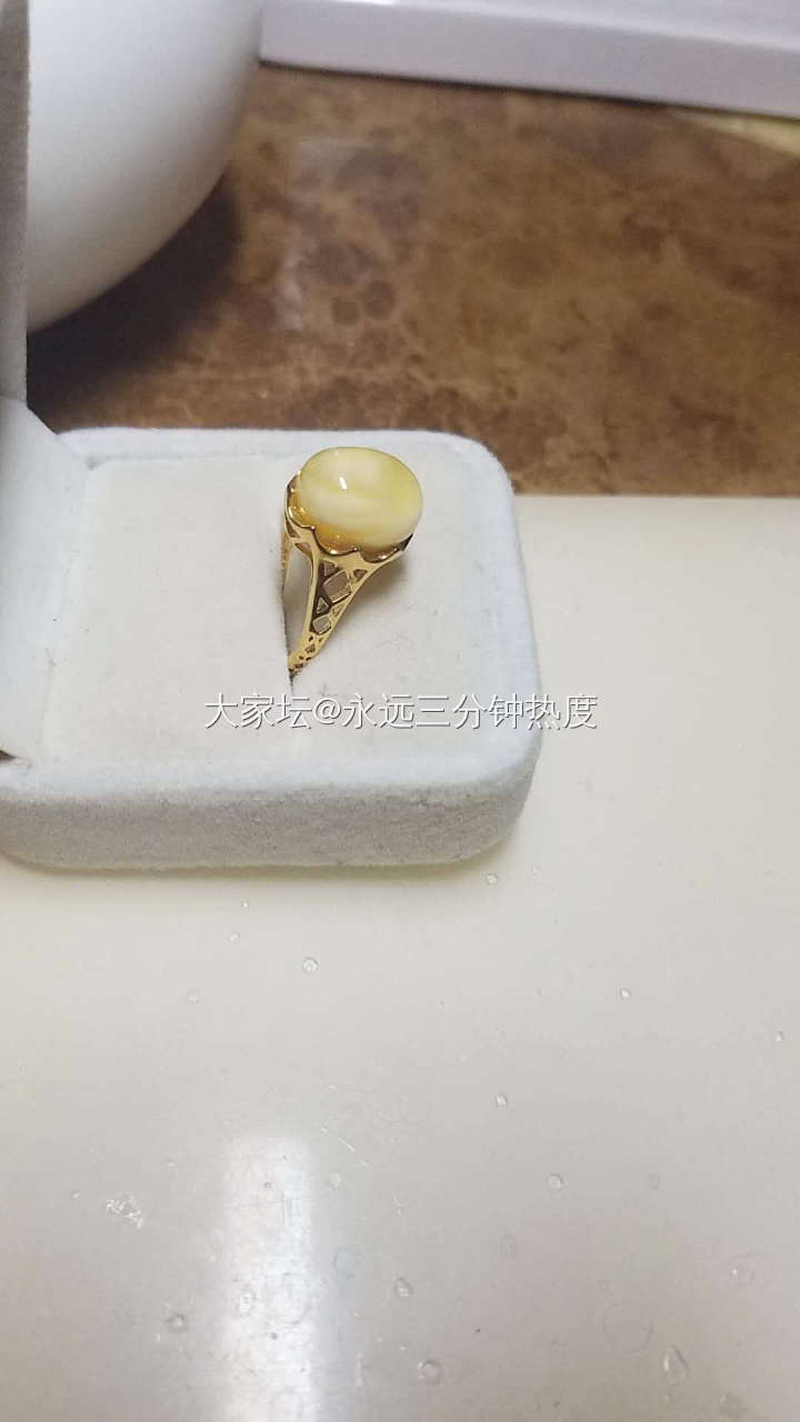 自己入的蜜蜡原石磨戒面，挑戒托做的成品，好看耶_戒指蜜蜡
