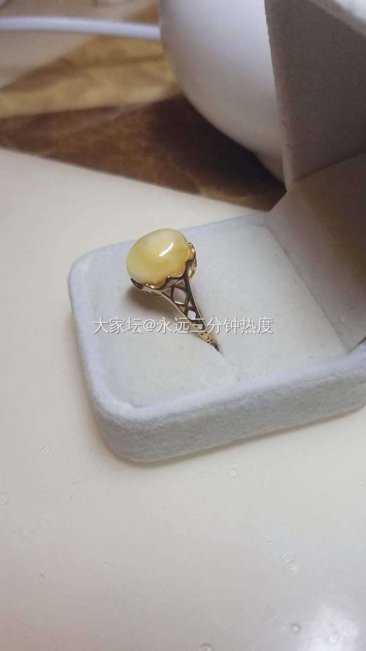 自己入的蜜蜡原石磨戒面，挑戒托做的成品，好看耶_戒指蜜蜡