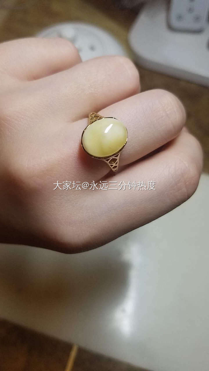 自己入的蜜蜡原石磨戒面，挑戒托做的成品，好看耶_戒指蜜蜡