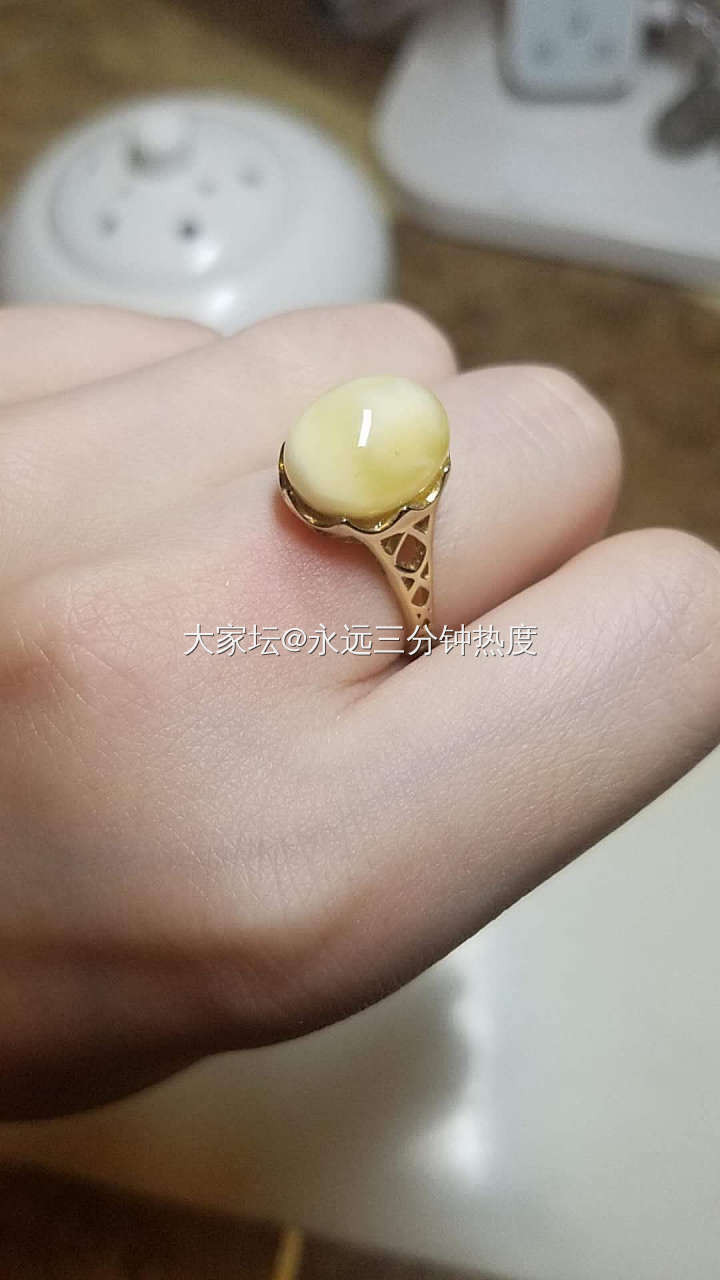 自己入的蜜蜡原石磨戒面，挑戒托做的成品，好看耶_戒指蜜蜡