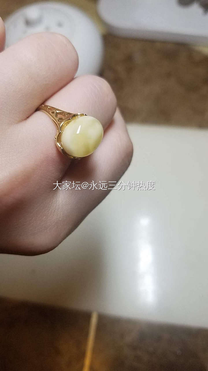 自己入的蜜蜡原石磨戒面，挑戒托做的成品，好看耶_戒指蜜蜡