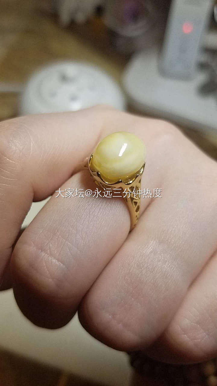 自己入的蜜蜡原石磨戒面，挑戒托做的成品，好看耶_戒指蜜蜡