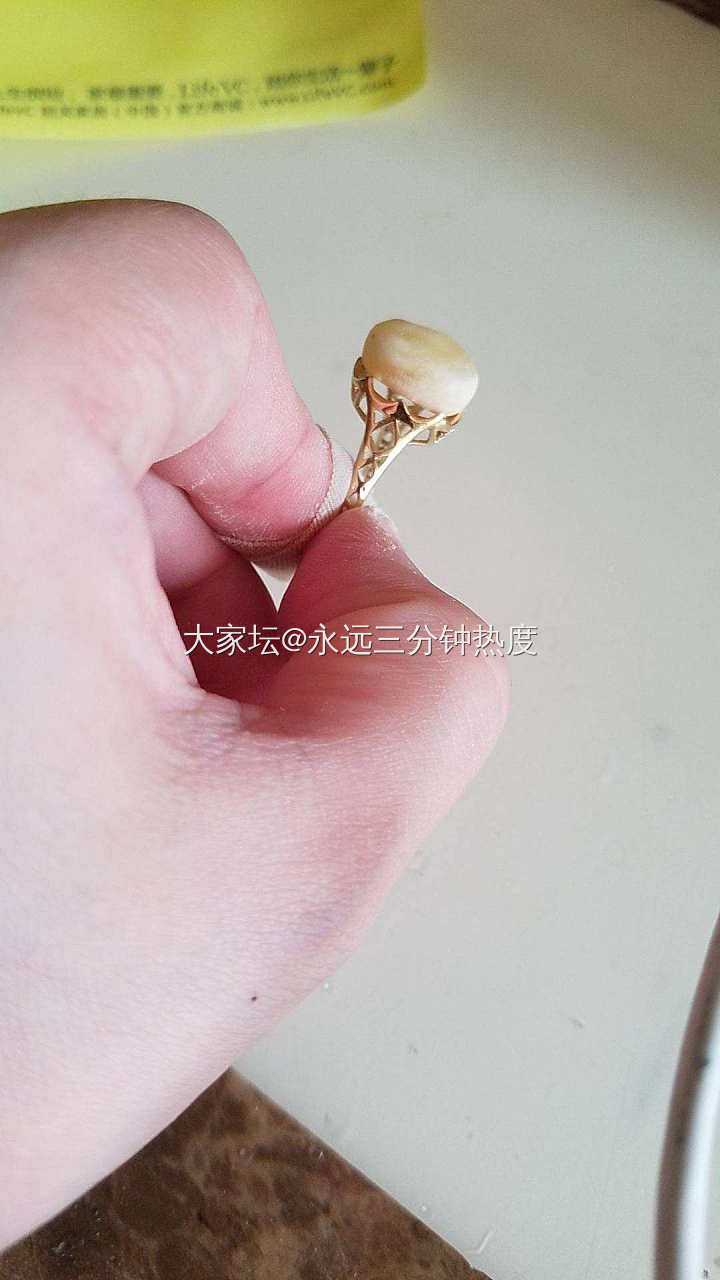 自己入的蜜蜡原石磨戒面，挑戒托做的成品，好看耶_戒指蜜蜡