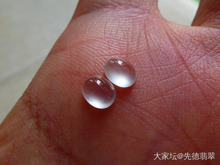 【先德翡翠】白玻璃种强荧光小蛋面一对 微信号：huangqxian_翡翠